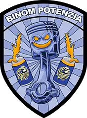 ein realisiertes Abzeichen mit der Bezeichnung RS Badge, auf dem Abzeichen steht eine Kurbelwelle aus Dosen von El Tony Mate. Der Schriftzug Binom Potenzia ist zu sehen. Das Abzeichen ist in den Farben Blau und Orange gehalten.