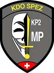 ein realisiertes Abzeichen mit der Bezeichnung RS Badge, auf dem Abzeichen steht eine anonmyous Maske, die von einem Schwert in zwei Hälften geschnitten wird der Text lautet KDO SPEZ. man sieht ein Schweizer Kreuz darunter und die Schrift KP2