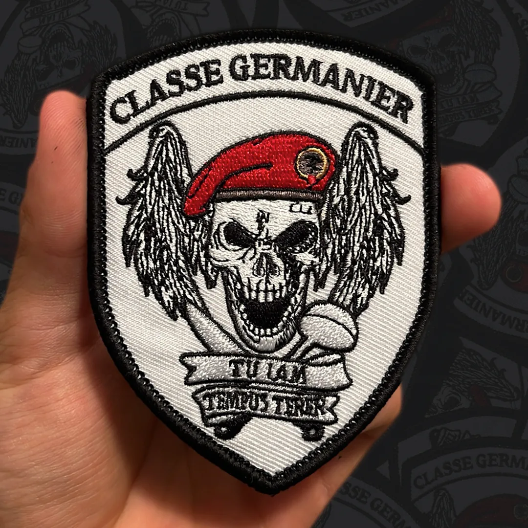 produktfoto von rs badge personalisierter badge in der hand gehalten der Schweizer Armee